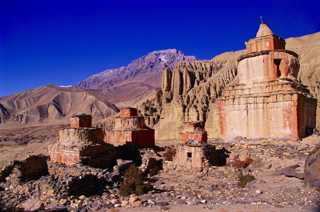 Chortens in Ghami